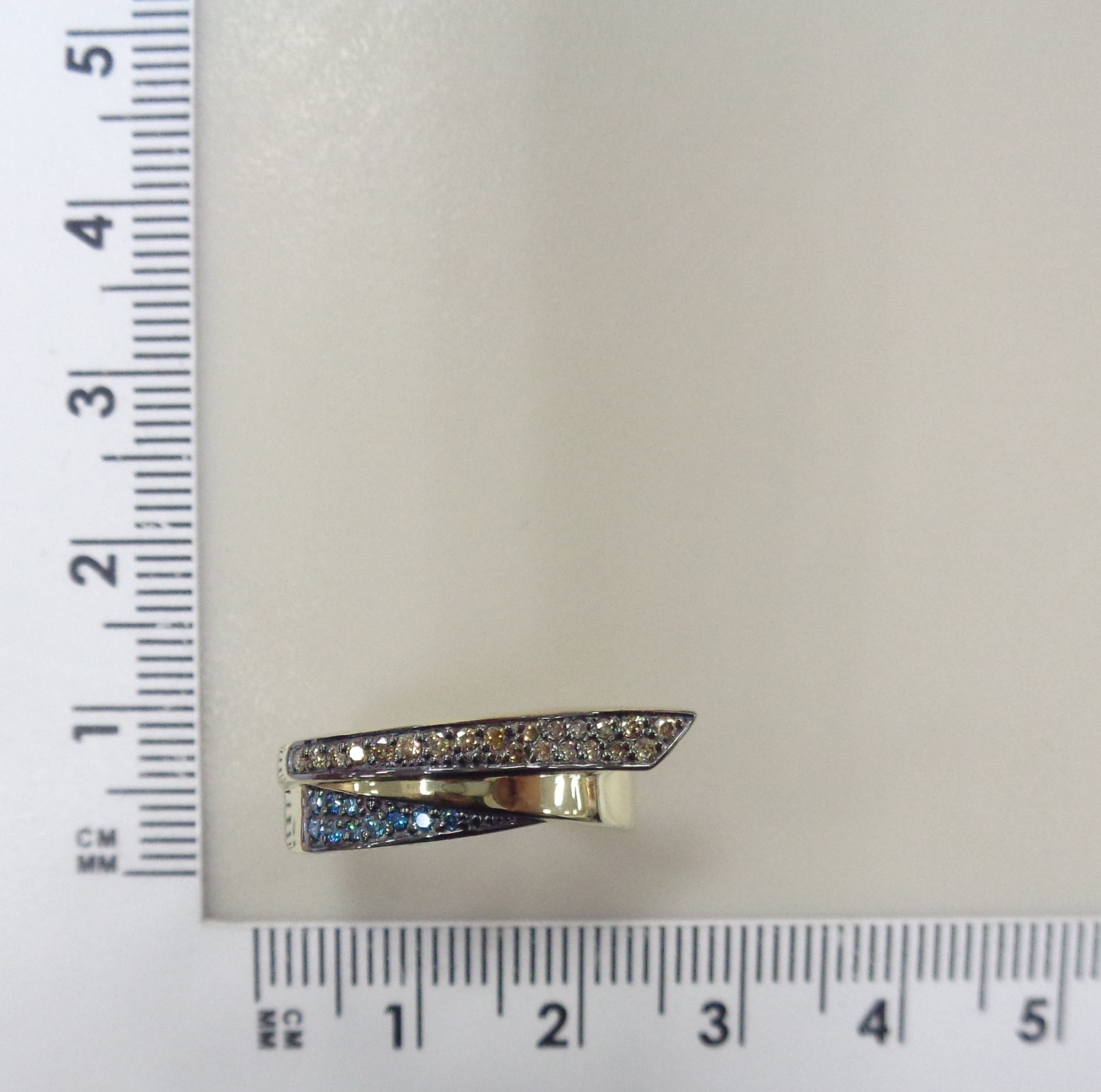 Кольцо из желтого золота с цветными бриллиантами